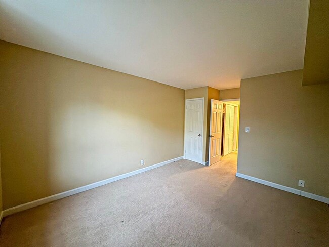 Building Photo - Charming 1 Bed 1 Bath Condo In Amenity-filled Fairlington Villages - Water Included