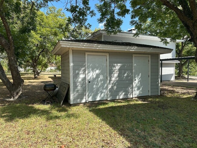 Building Photo - 204 E Rucker St