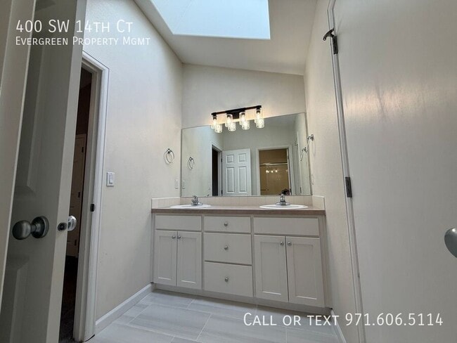 Building Photo - 400 SW 14th Ct