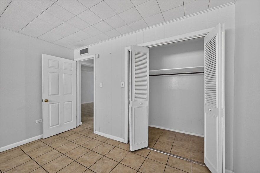 Building Photo - 1120 Valley View Dr