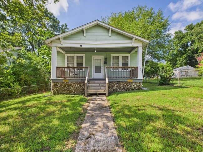 Primary Photo - 2404 Yorktown Ave