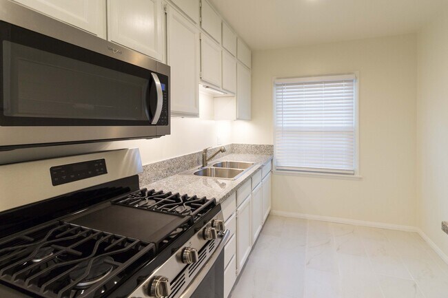 Building Photo - Beautifully Remodeled Studio in the Heart of Los Feliz |Hardwood Floors | Granite Kitchen | On-Si...