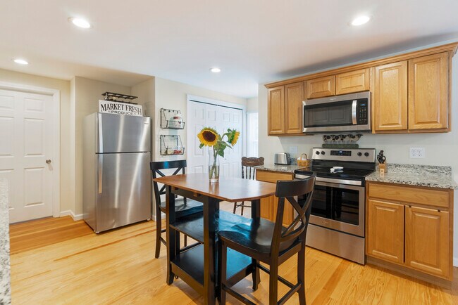 Building Photo - 160 Beecher St