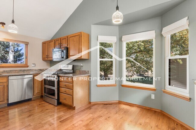 Building Photo - Beautiful 4 bedroom home with Stunning Col...