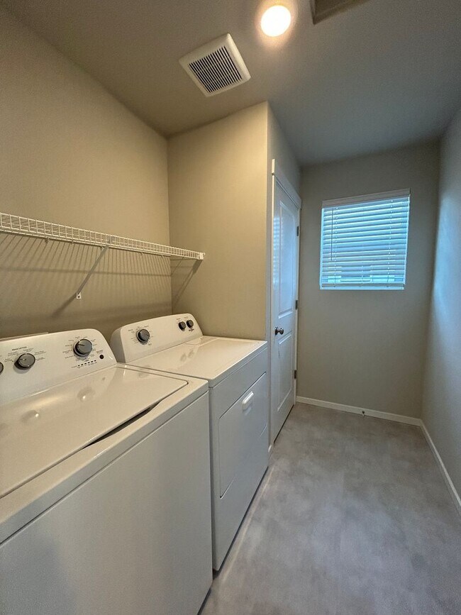 Building Photo - Beautiful 4 Bedroom Home with Attached Garage!