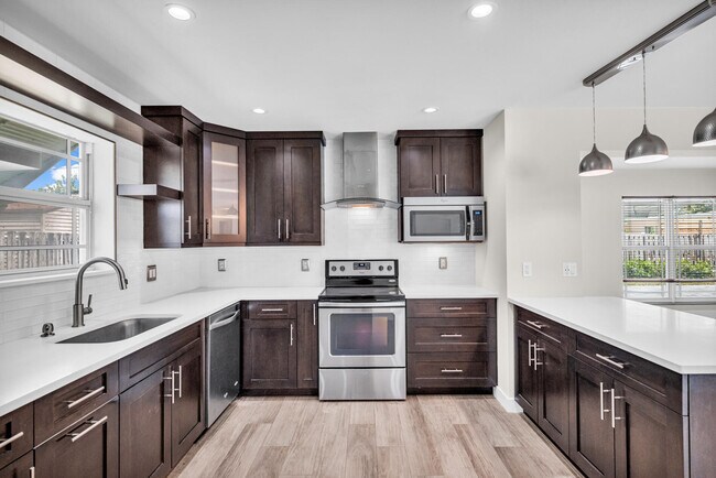 Building Photo - 921 SE 15th Ct