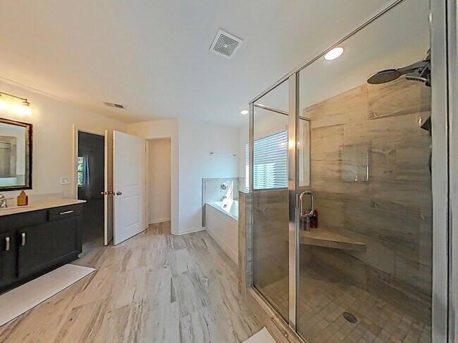 Building Photo - 5 Bedroom Home in Columbia County!