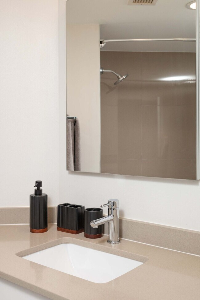 Building Photo - 677-679 Washington Street-SI ID1322145P