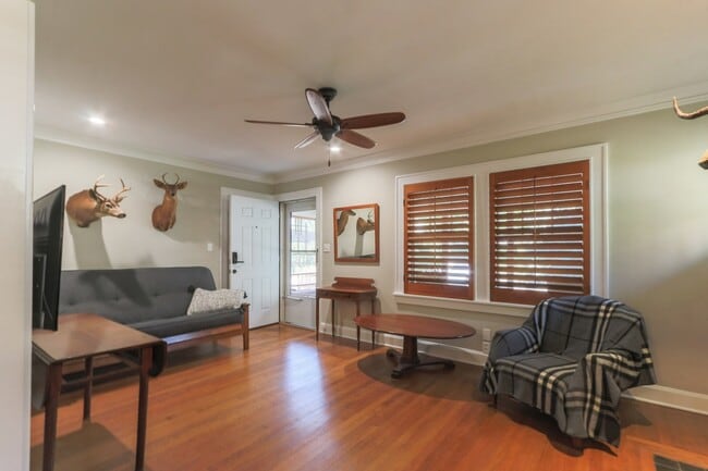 Building Photo - {4805}  Charming West Plaza Bungalow + Pri...