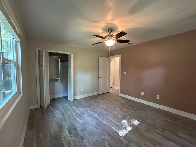 Building Photo - Dream home awaits: stunningly updated 3 be...
