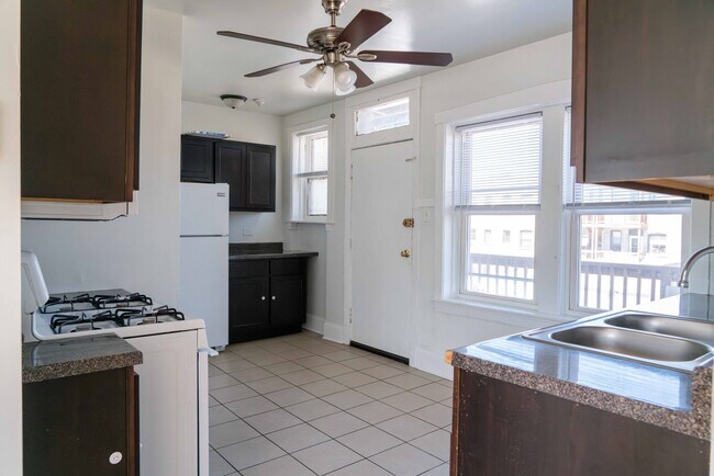 Building Photo - Albany Park - 1 Bed / 1 Bath - Dog Friendly!