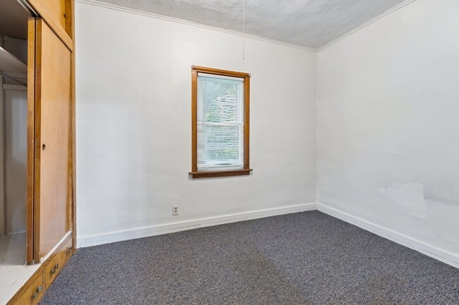 Building Photo - 425 Bancroft St