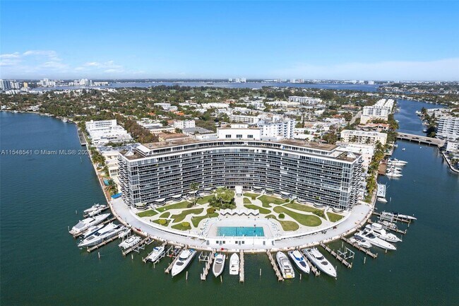 Building Photo - 900 Bay Dr
