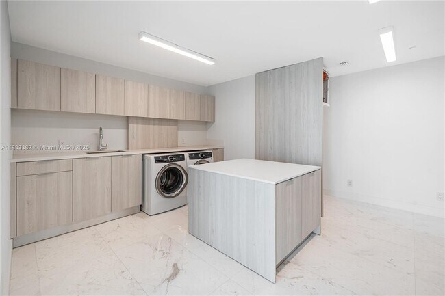 Building Photo - 1643 Brickell Ave