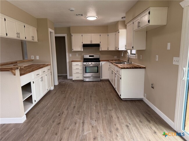 Building Photo - 1616 Lonesome