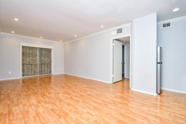 Building Photo - 2230 S Piney Point Rd