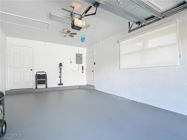 Building Photo - 1342 Park Lake Dr