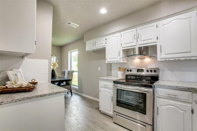 Building Photo - 2205 Richbrook Dr