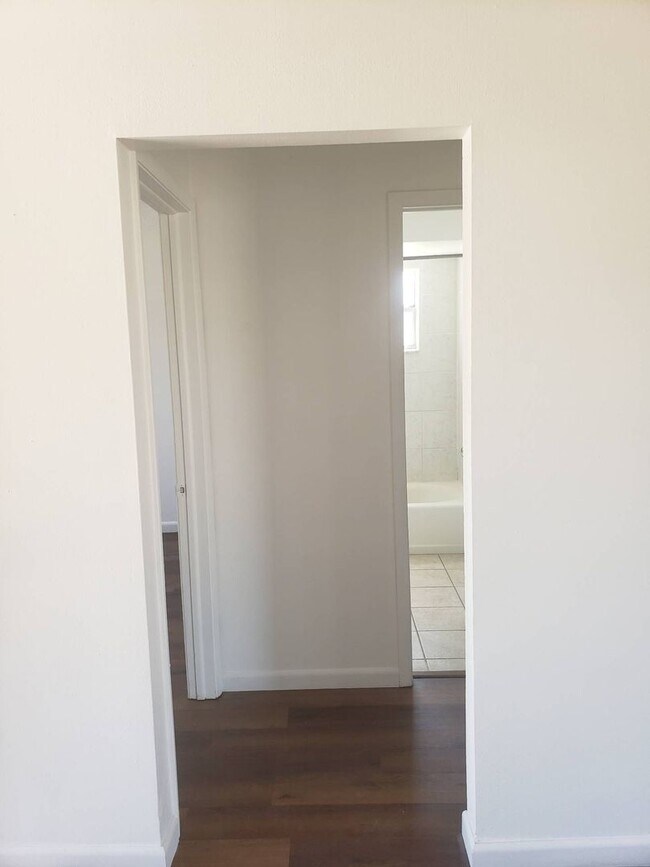 Building Photo - GREAT 3 bedroom 2 bath all new inside sing...