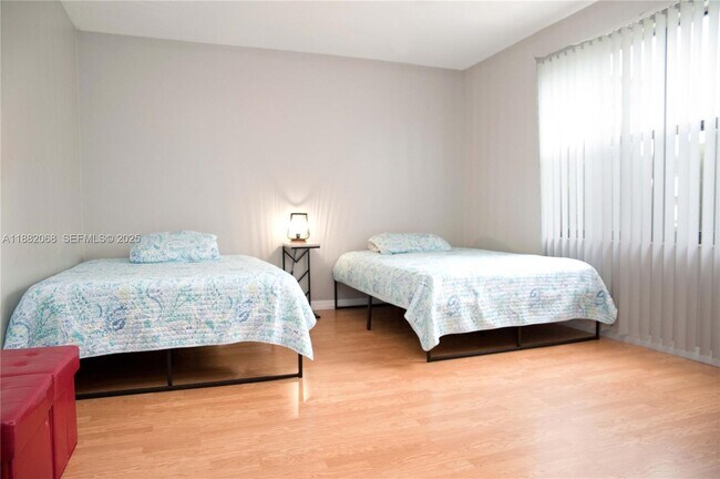 Building Photo - 722 SE Thanksgiving Ave