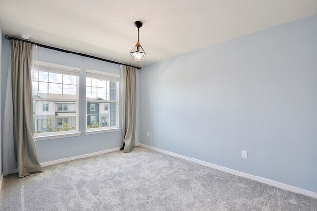 Building Photo - Beautiful 3/2.5 Modern Townhome with a Pri...