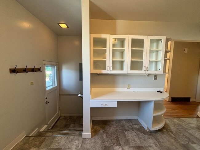 Building Photo - Pet friendly 3 bed, 2 bath Duplex - next to park, quiet neighborhood!