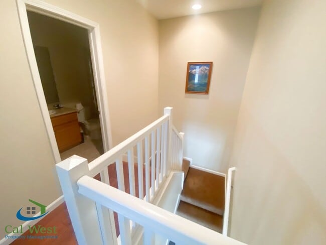 Building Photo - $3795 - 3 Bed/2.5 Bath Tri-level Townhome ...