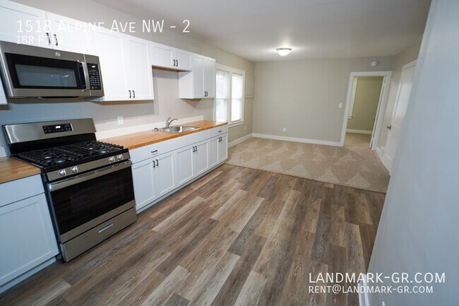 Building Photo - Updated 1 Bed/1Bath – First Month Only $550!