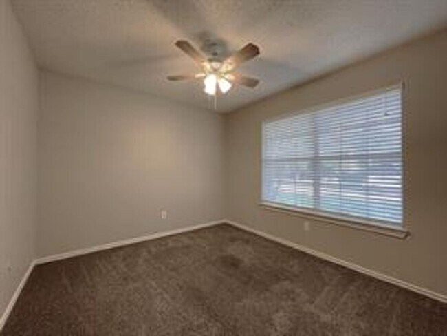Building Photo - 10910 Red Cedar Dr