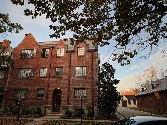 Building Photo - 3901 Oak St