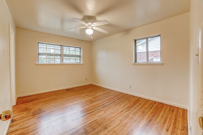 Building Photo - 3 BED 2 BATH! Schedule a tour today!