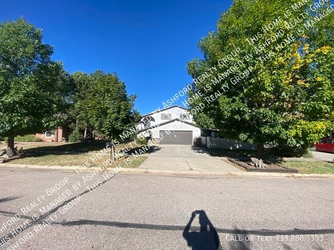 Building Photo - 930 Panorama Dr