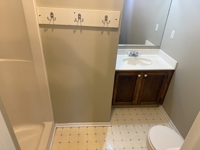 Building Photo - 820 Meadow Glen Ave