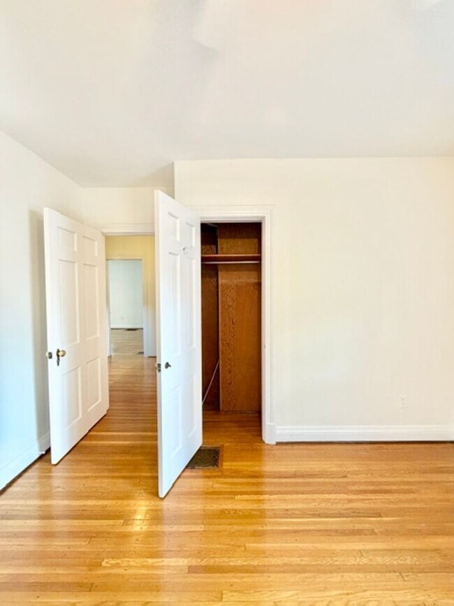 Building Photo - 2414 Brighton Dr