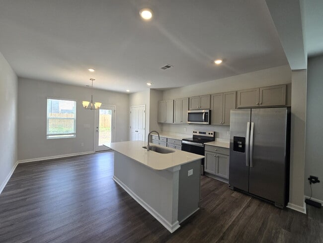 Building Photo - 517 Sandy Holw Dr