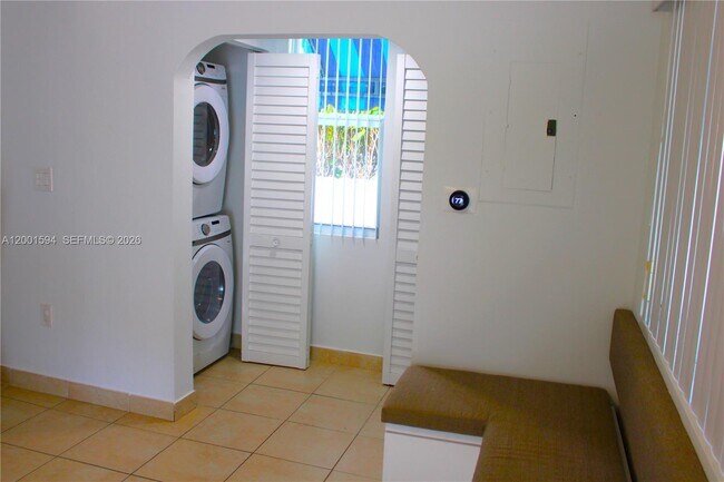 Building Photo - 2253 SW 10th St