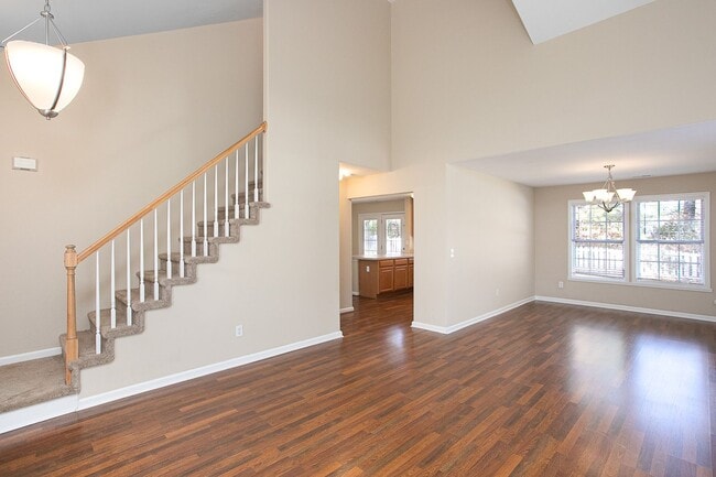 Building Photo - 3 bedroom home with large, fenced backyard convenient to RTP!