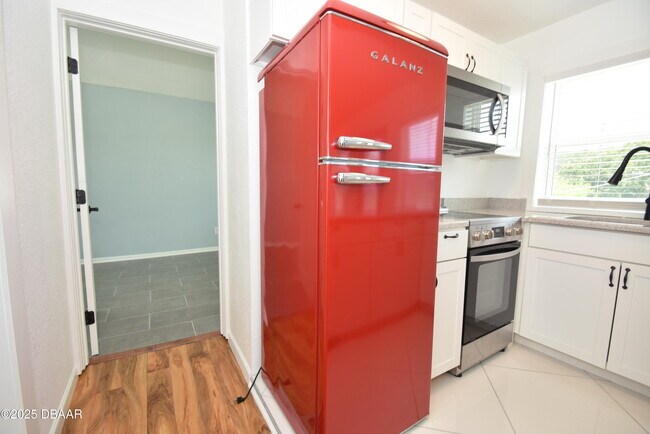 Building Photo - 403 N Oleander Ave