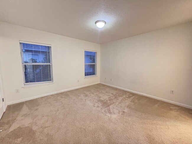 Building Photo - 302 Cherry Way