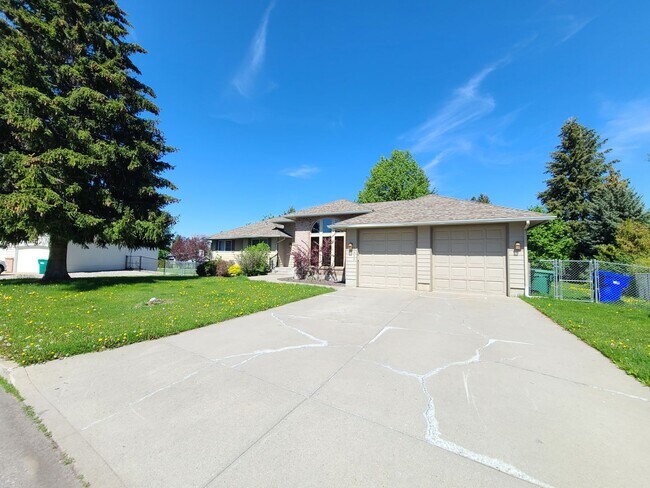 Building Photo - $3,250- 5 Bed / 3 Bath Beautiful Home in Upper South Hill