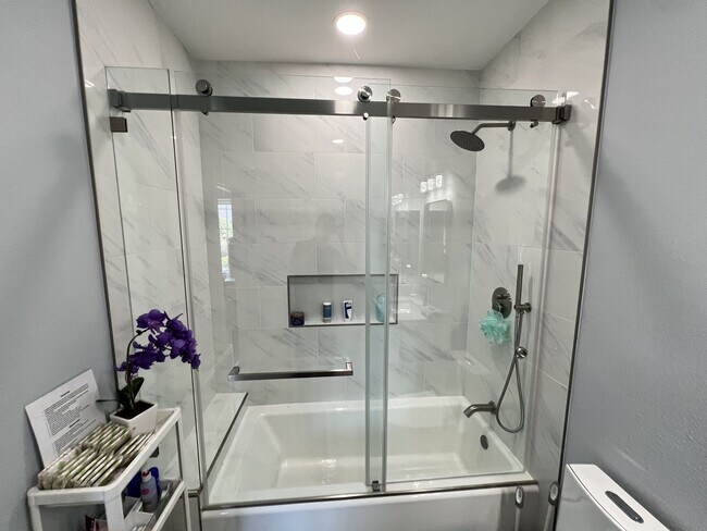 Building Photo - Amazingly Remodeled 4 Bed 4 Bath Luxury Home in North Orange with Solar!