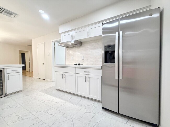 Building Photo - Elegant 3/2/2 home in Maplewood near Meyer...