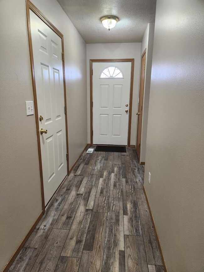 Building Photo - Charming 3 Bedroom 2 Bath House