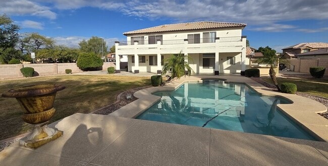 Building Photo - Stunning Resort style Home 5-bedroom Pool/Spa