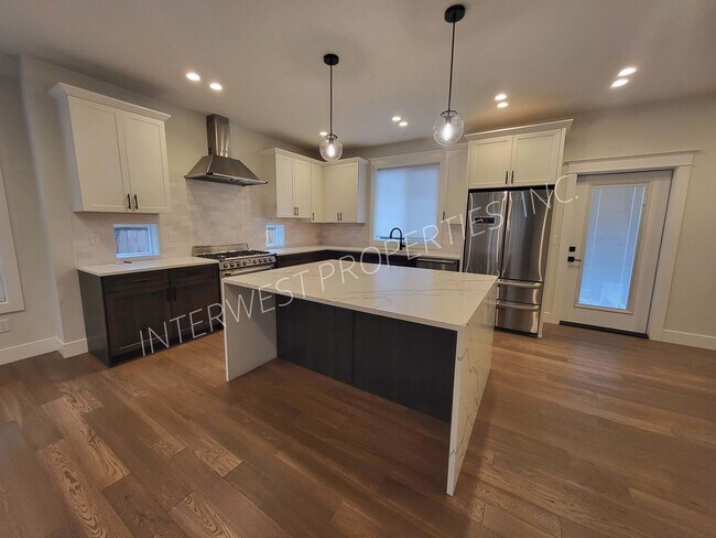 Building Photo - 4 bd 3.5ba dream home in the heart of the Woodlawn District w/Washer/Dryer, Garage & Gas Fireplace!