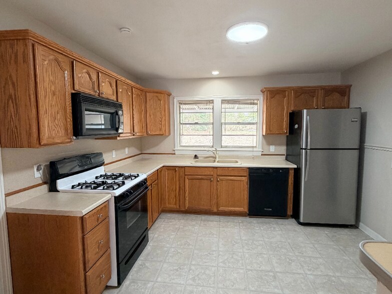 Building Photo - 909 Lake Ct Dr