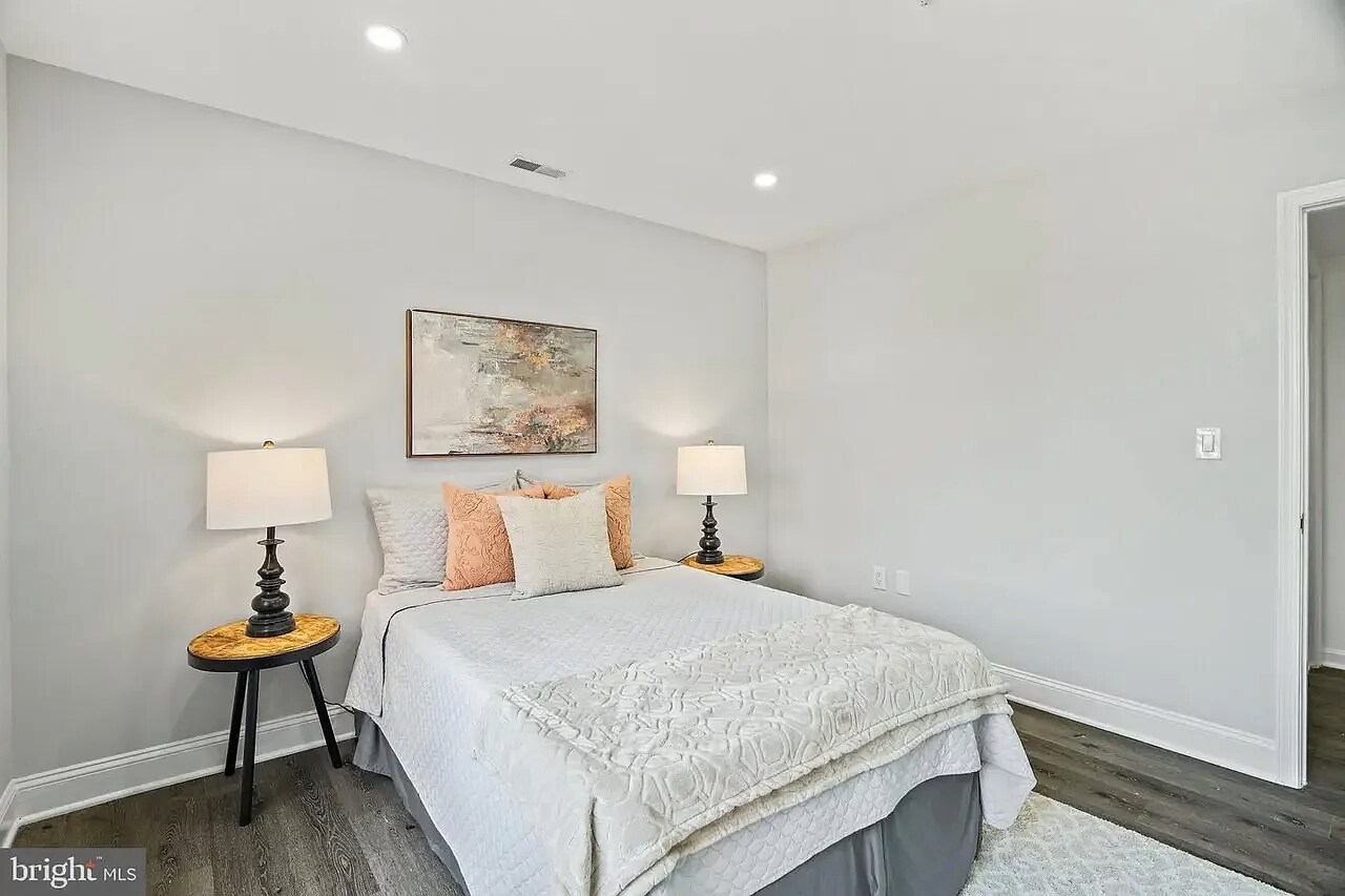 Building Photo - 1240 Holbrook Ter NE