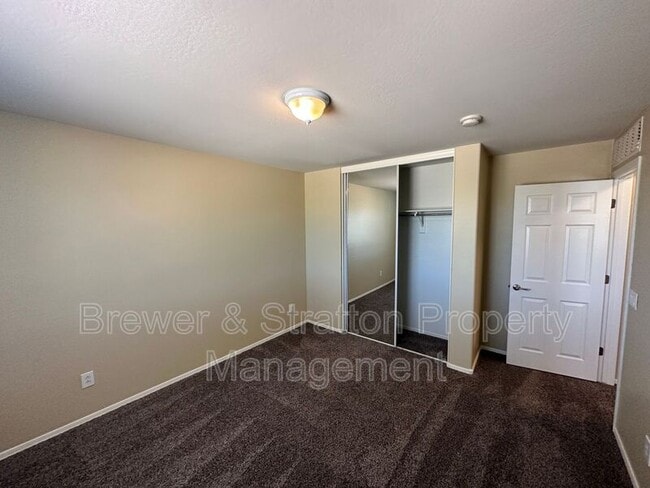 Building Photo - 2677 N Hawthorn Dr
