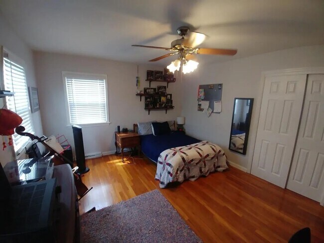 Building Photo - 8424 Holiday Hills Dr