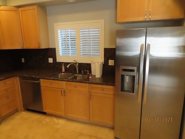 Building Photo - Two Bedroom 2.5 bath Townhome in South Par...